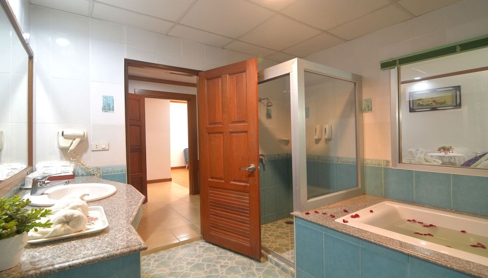 Chumphon Gardens Hotel Suite 18