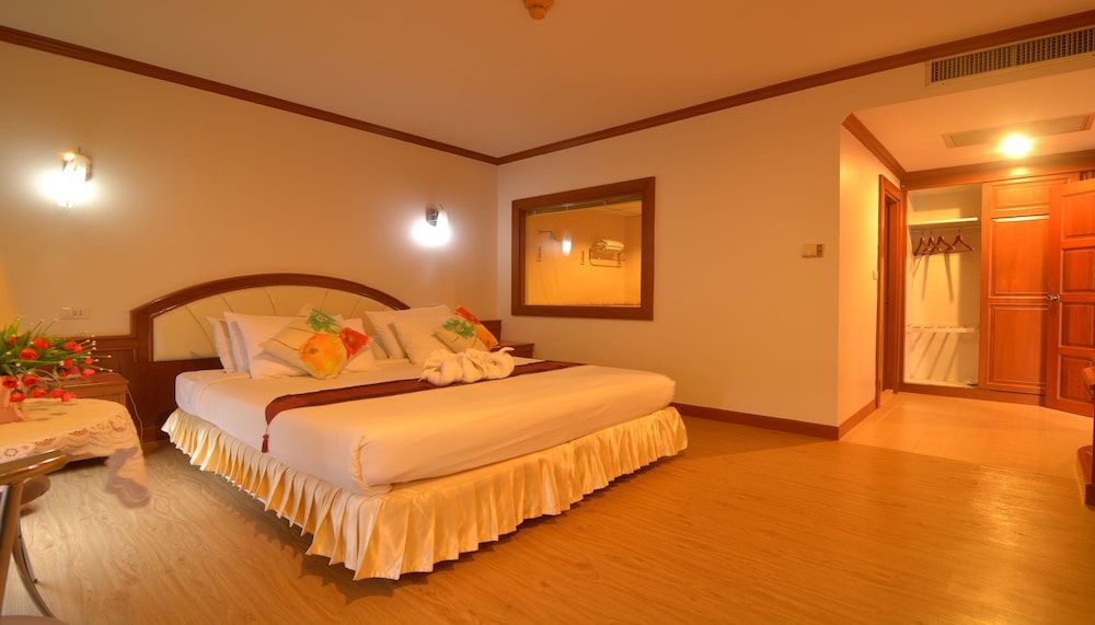 Chumphon Gardens Hotel Suite 8