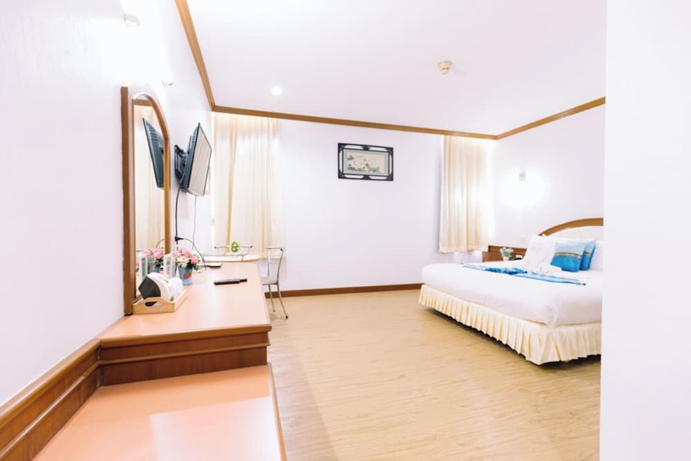 Chumphon Gardens Hotel Suite 11