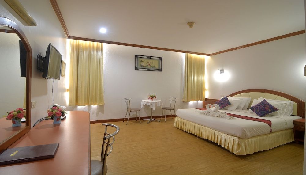 Chumphon Gardens Hotel Suite 3