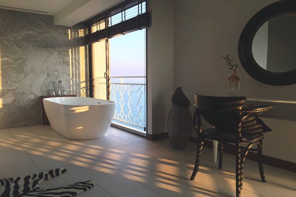 Deep Soaking Bathtub