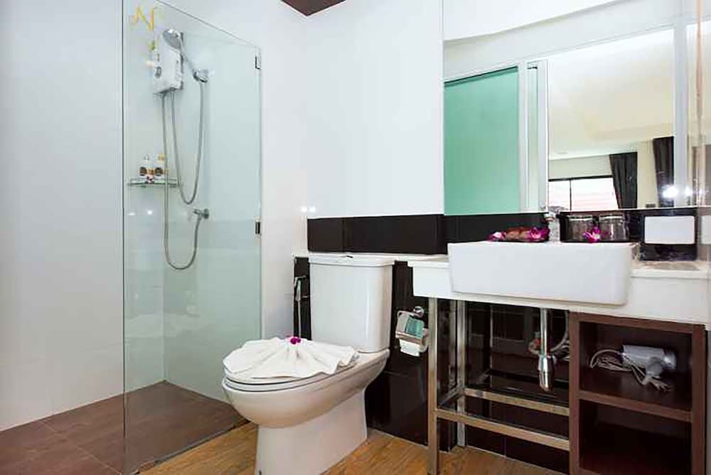 The Nice Hotel Deluxe King Room 9