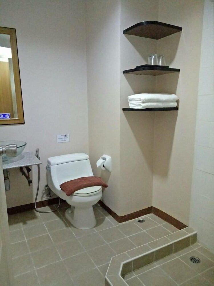 Thai Inter Hotel Standard Room 11