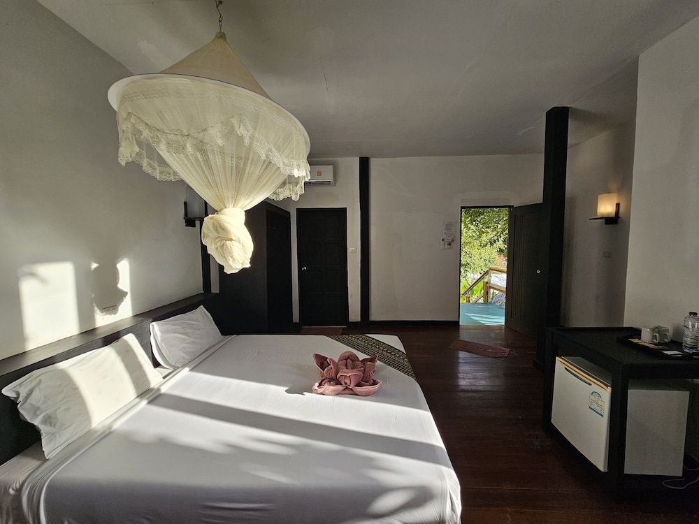 Phitharom PP Resort Superior Double Room 6