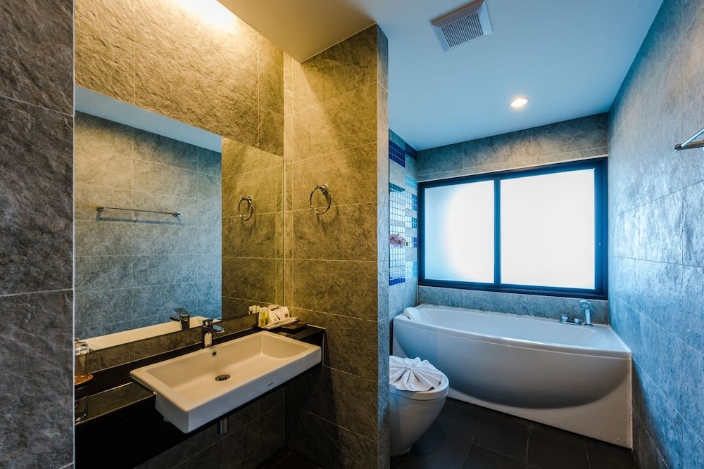 Deep soaking bathtub