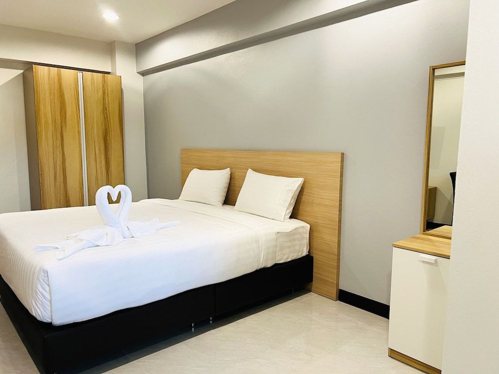 undefined 14 Avenue 5