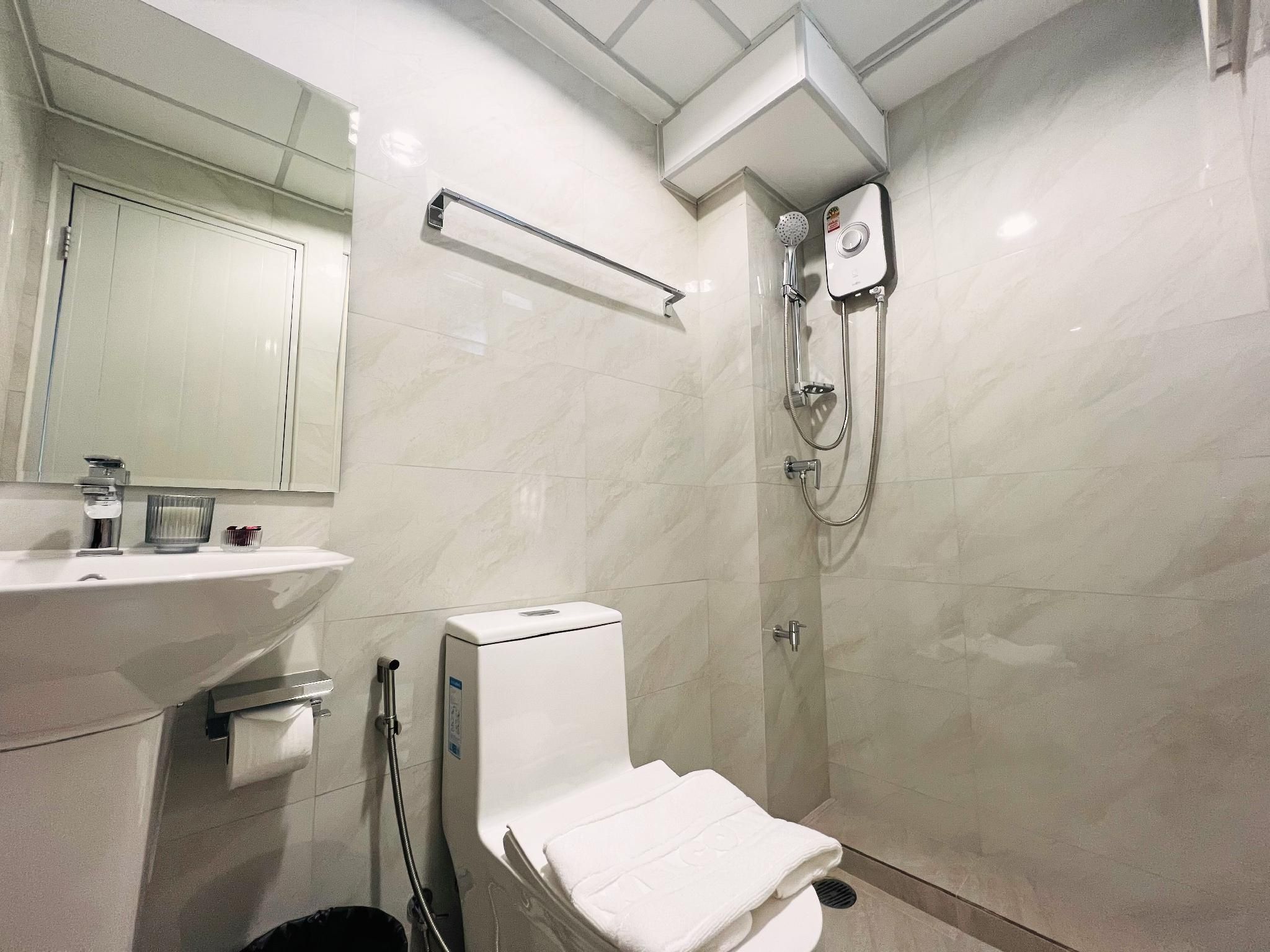 undefined 14 Avenue 7