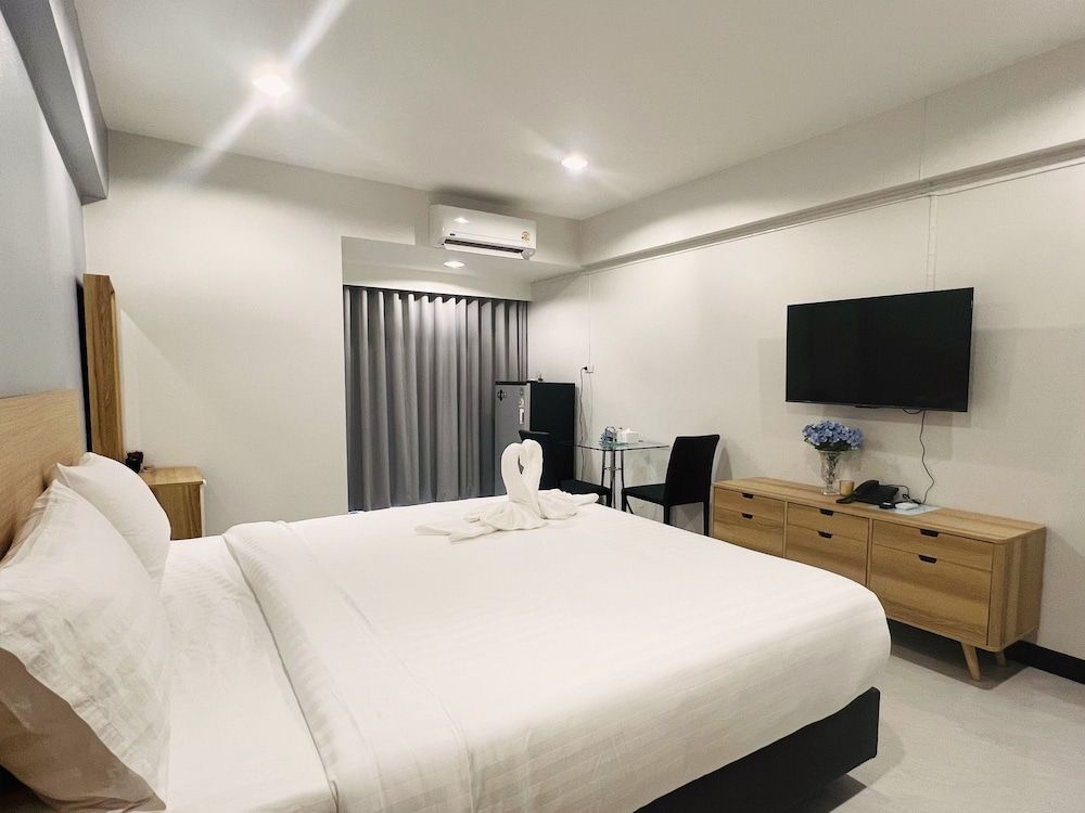 undefined 14 Avenue 6