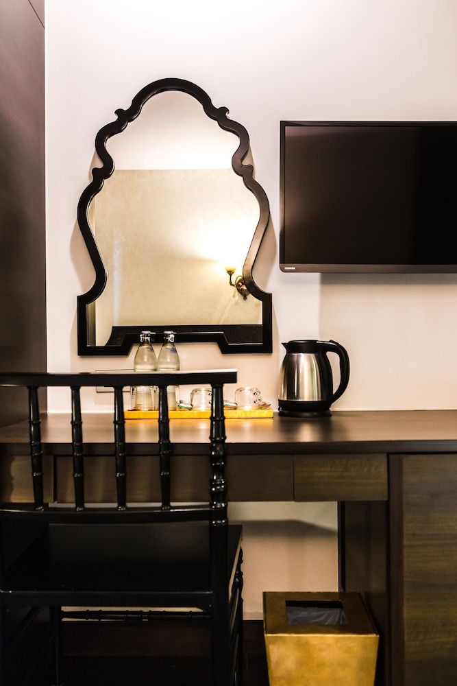 undefined the FAH silom 8