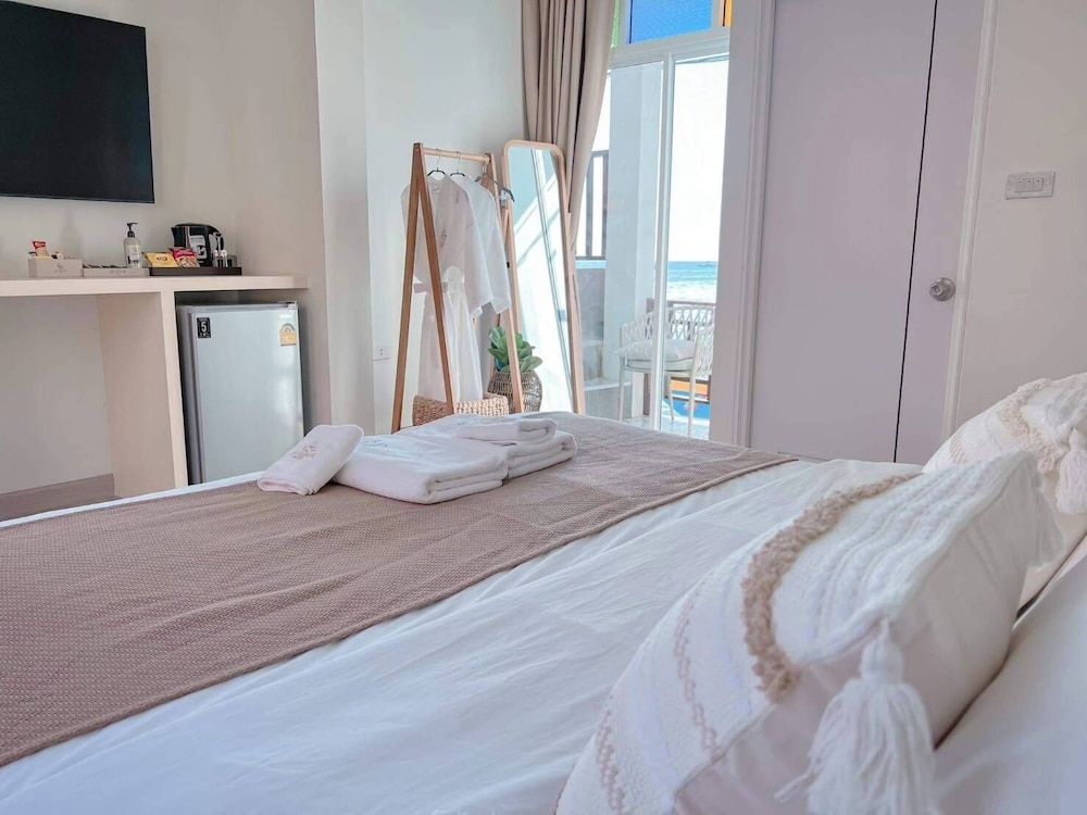 Moonlight Koh Larn Cozy Room