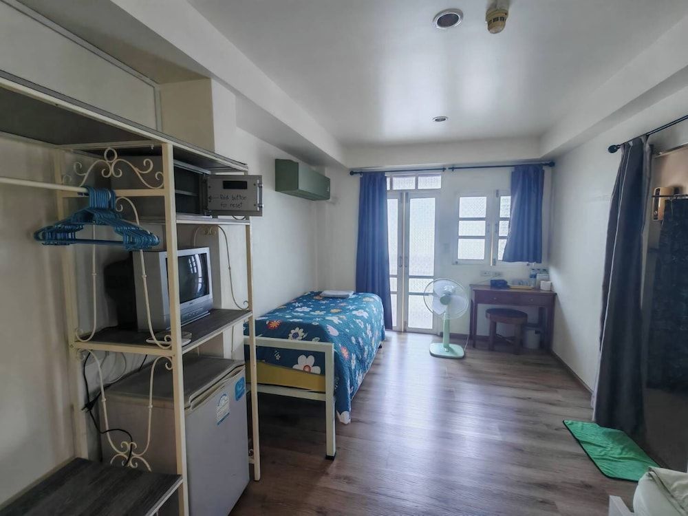 Roof View Place Standard Triple Room 2