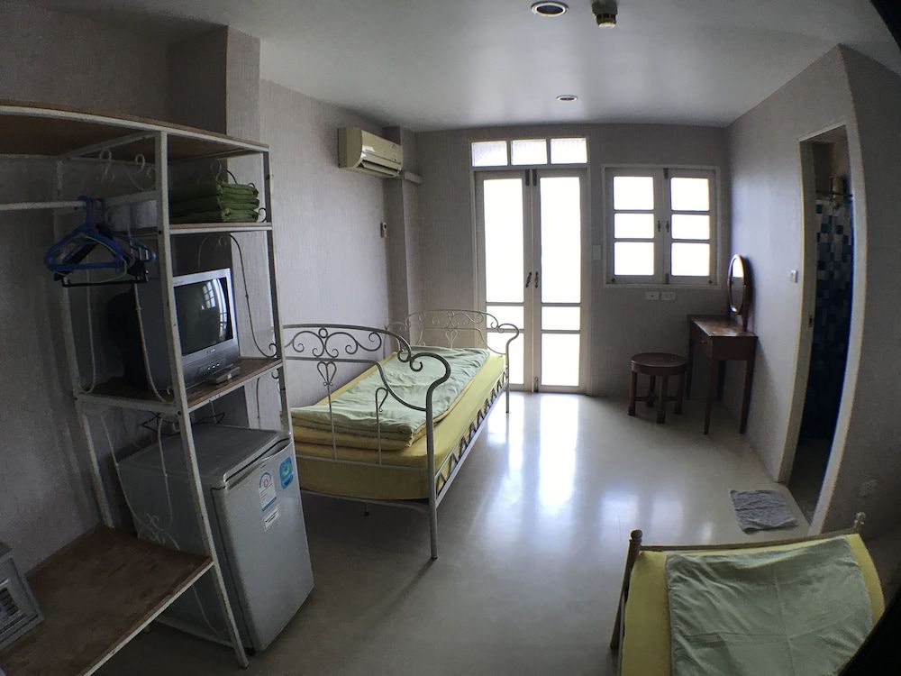 Roof View Place Standard Triple Room 5