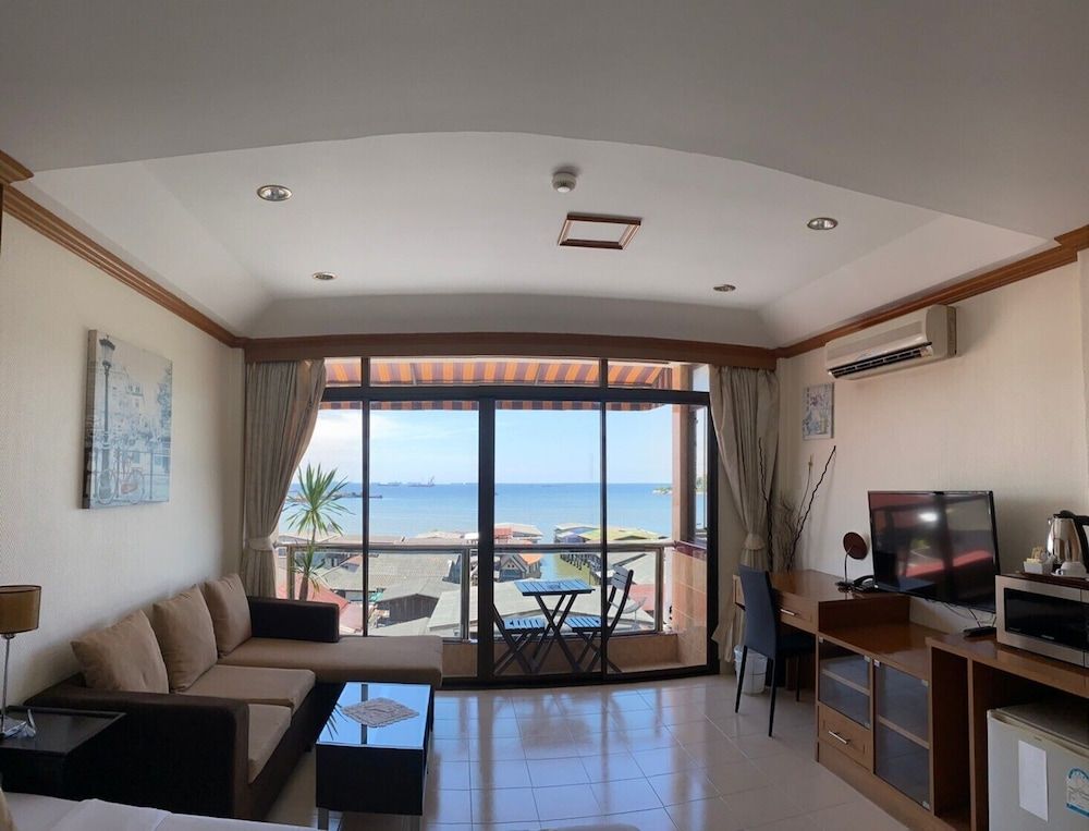 Seaview Hotel Sriracha Superior Deluxe Sea View Balcony 4