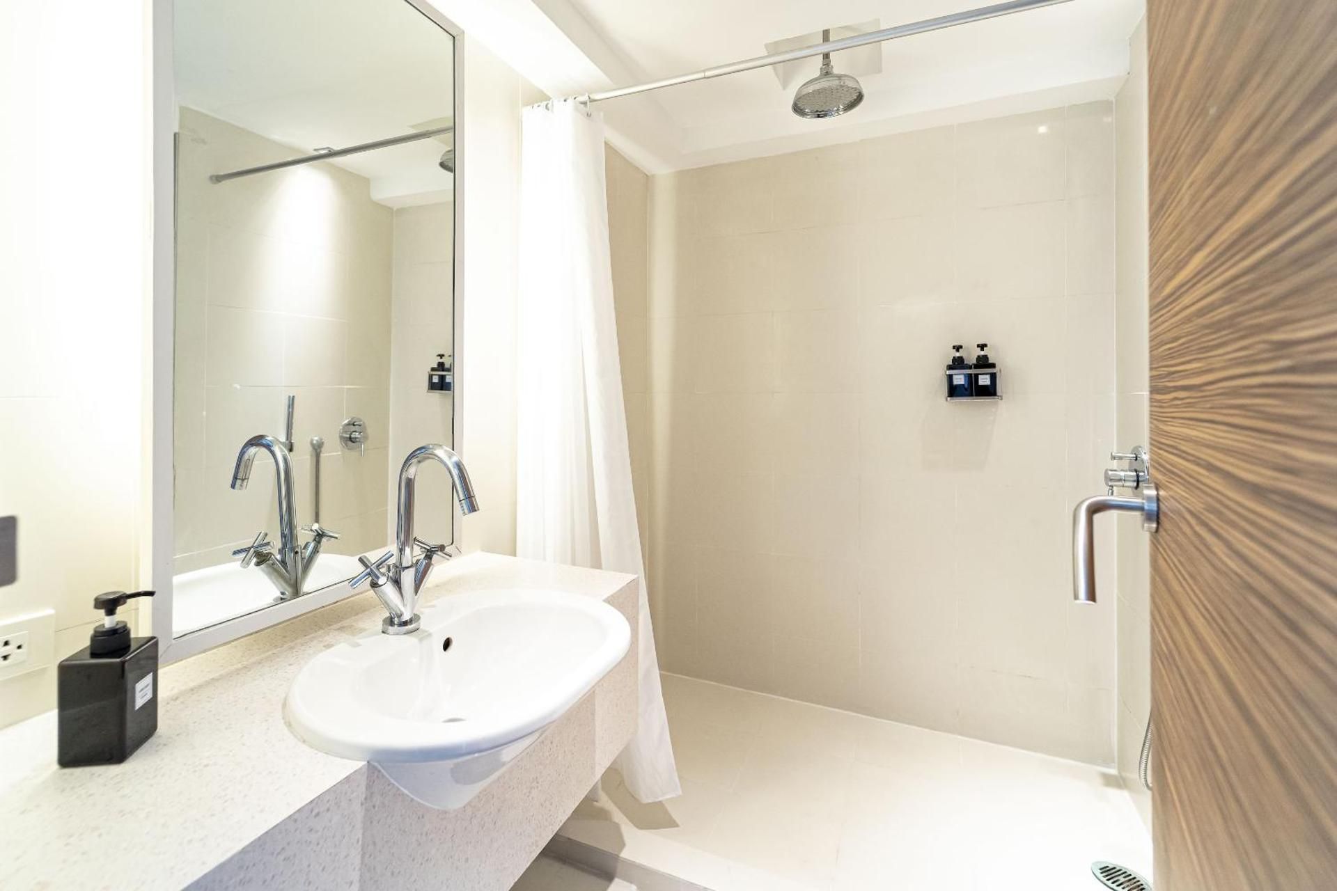 Veronica Residence Business Deluxe double room 2