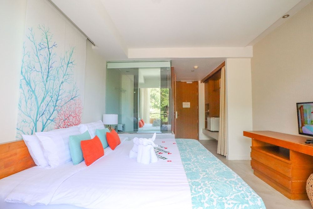 Bandara Beach Resort, Phuket Deluxe Room, Balcony, Partial Sea View 4