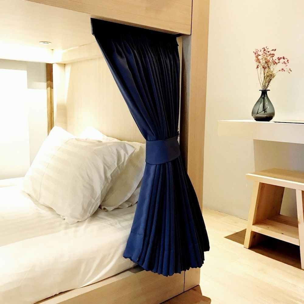 Kinnon Deluxe Hostel Coworking Cafe 8 Bunks Bed in Female Dormitory Room