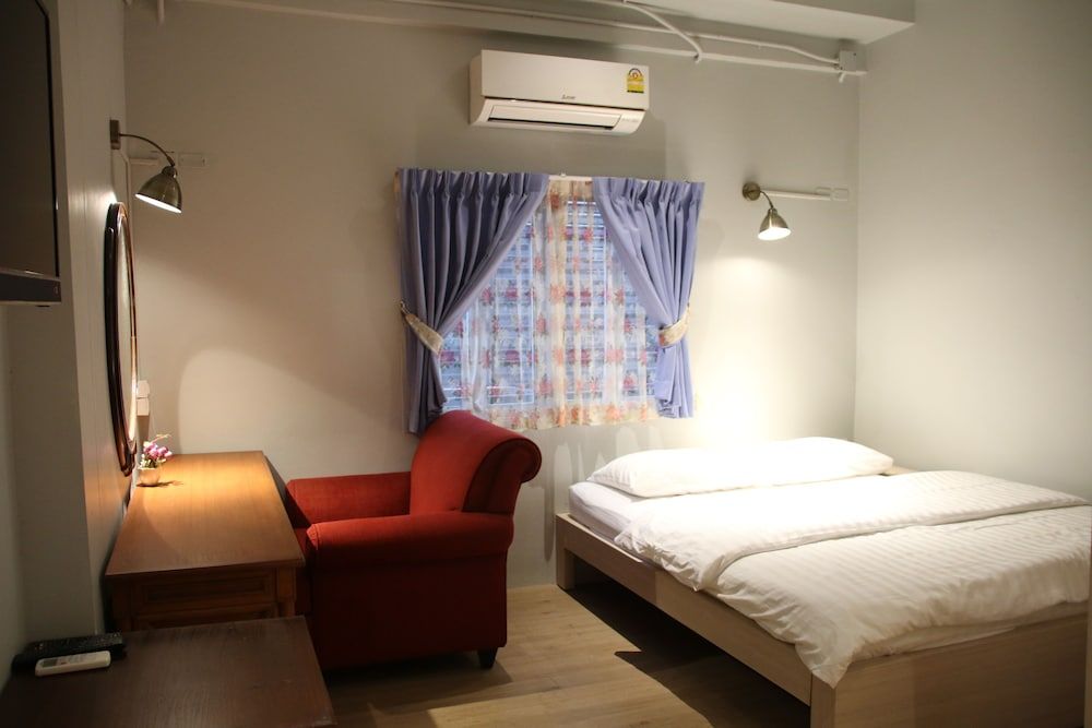 Kinnon Deluxe Hostel Coworking Cafe Family Room,1 Queen Bed and 1 Bunk Bed
