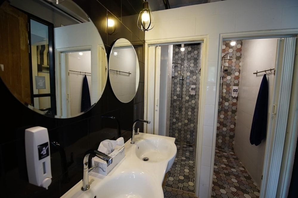 Sleep Owl Hostel Low Floor Bunk Bed Mix Dorm 5