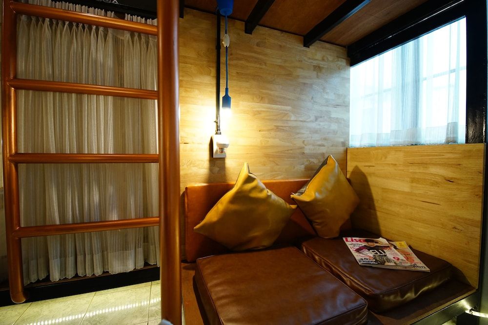 Sleep Owl Hostel Low Floor Bunk Bed Mix Dorm 8