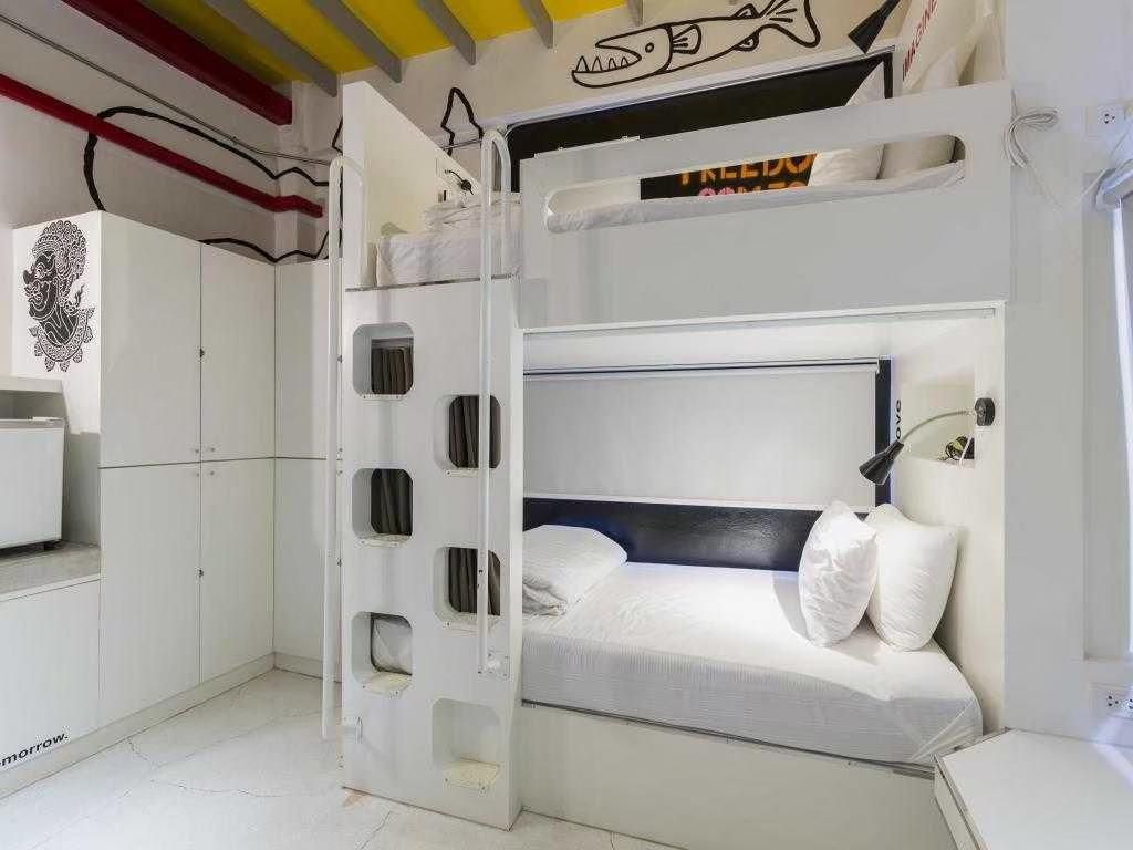 Collection O Jasaen Stylish Unique Hotel Family Room with Shared Bathroom