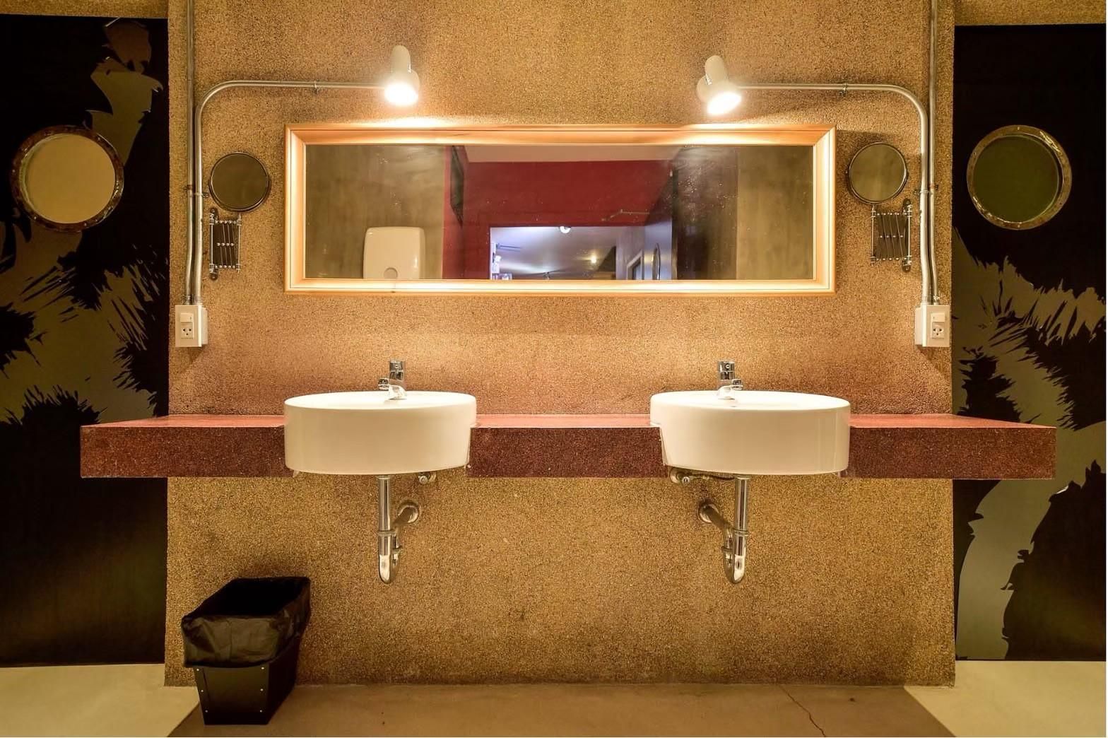 Collection O Jasaen Stylish Unique Hotel Family Room with Shared Bathroom 2