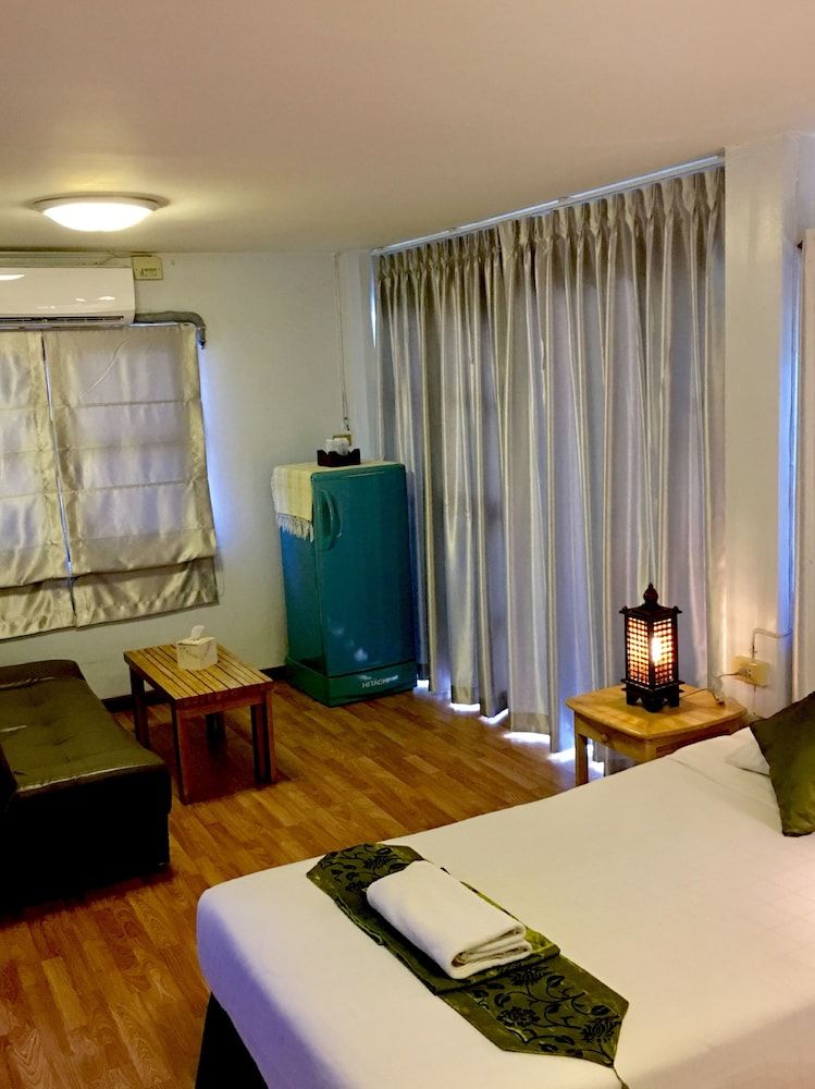 Phunyanuch Hotel Standard Twin Room 4
