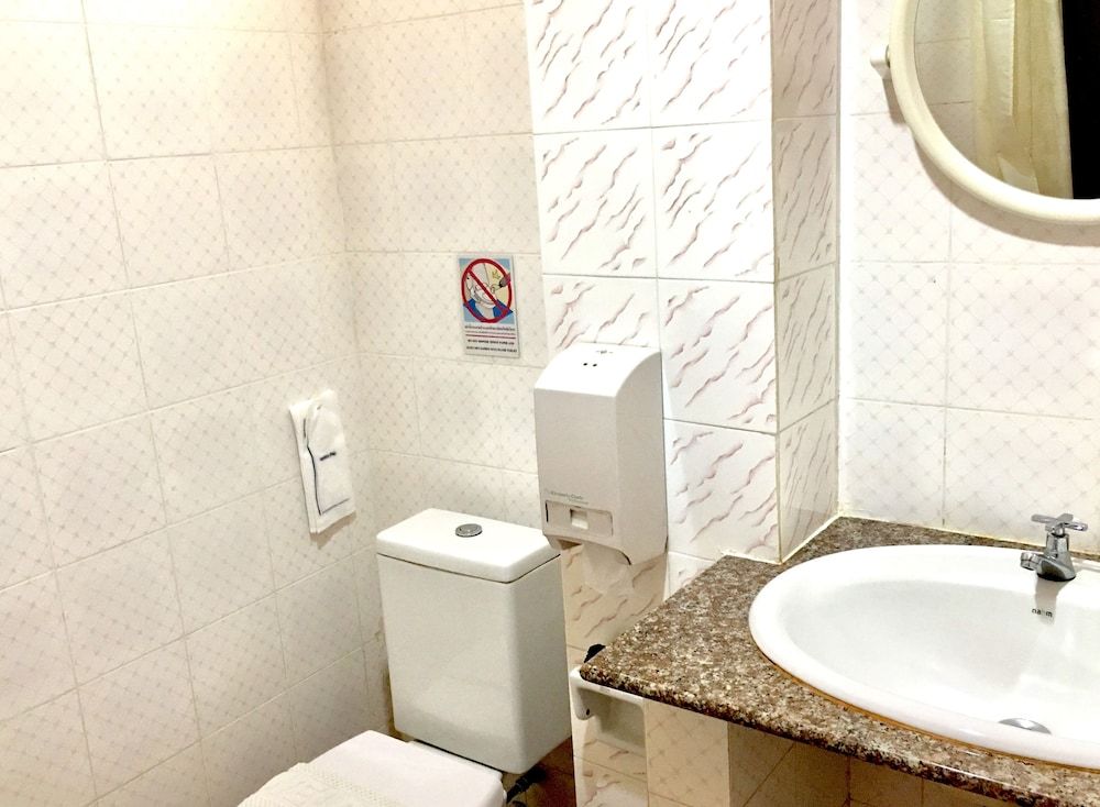 Phunyanuch Hotel Standard Twin Room 7