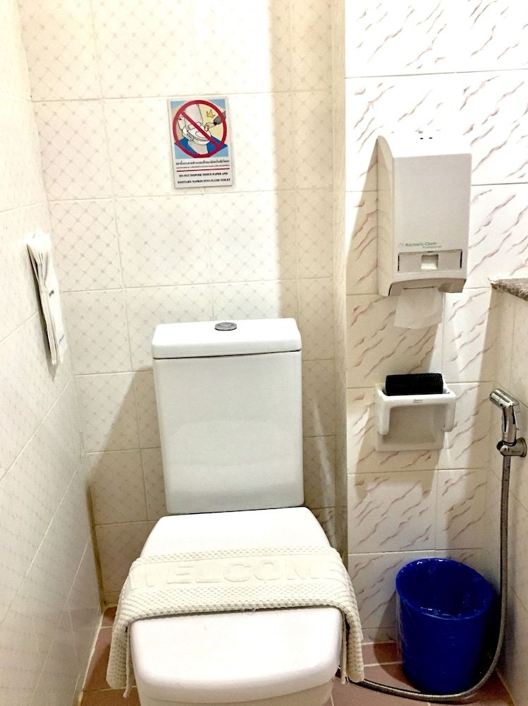 Phunyanuch Hotel Standard Twin Room 6