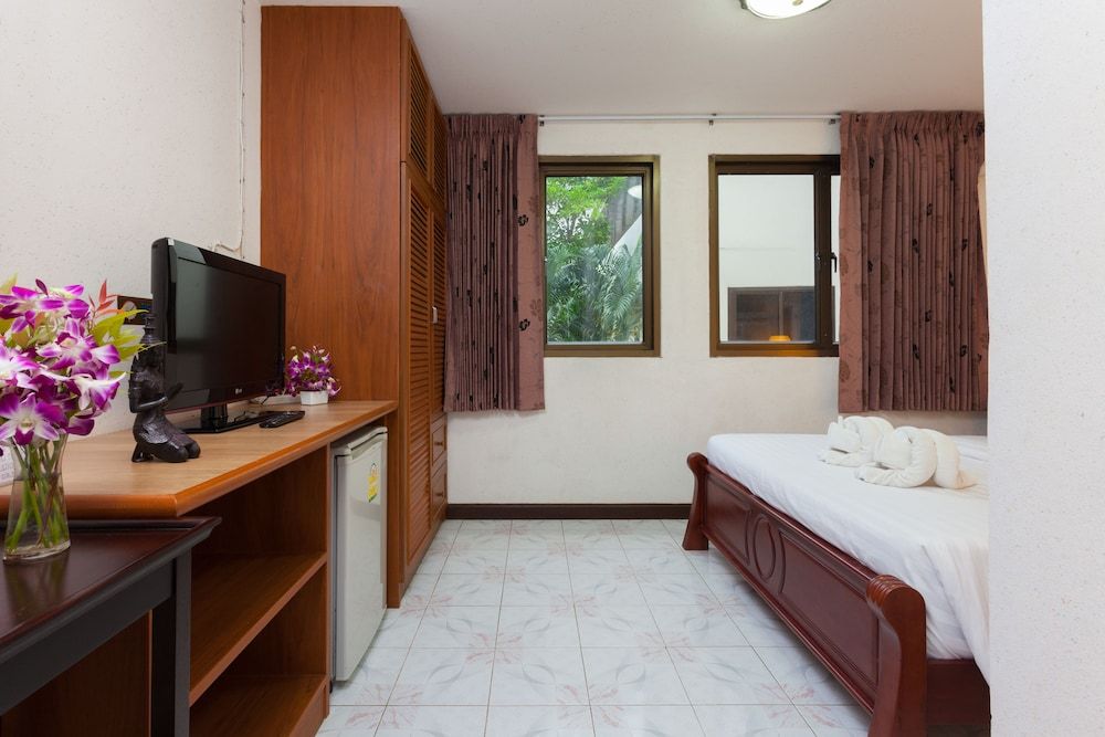 Karon Sunshine Guesthouse & Bar Standard Room, Non Smoking 14