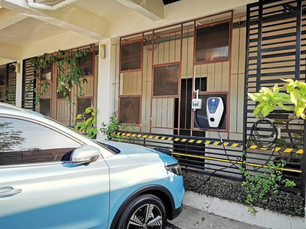 Electric vehicle charging station