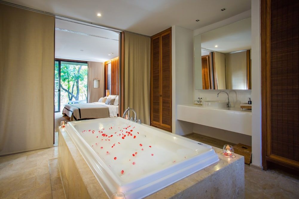 Deep soaking bathtub