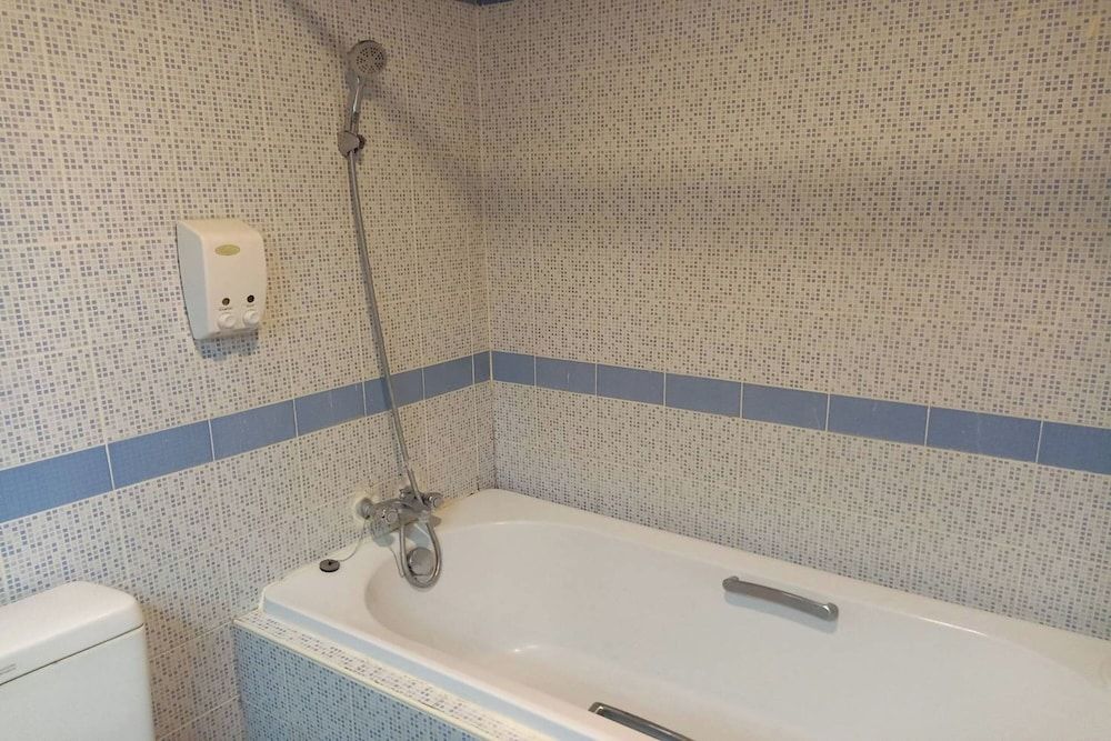 Pin Hotel Deluxe Suite, Bathtub 7