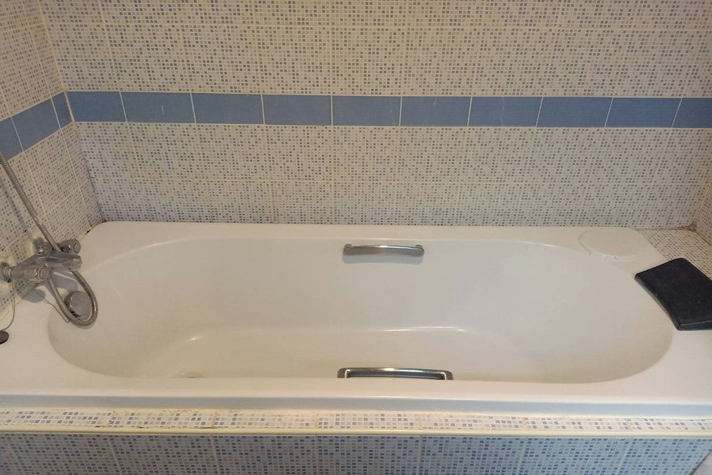 Pin Hotel Deluxe Suite, Bathtub 9