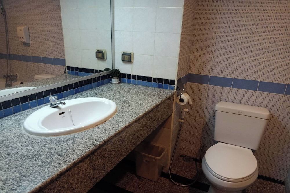 Pin Hotel Deluxe Suite, Bathtub 8