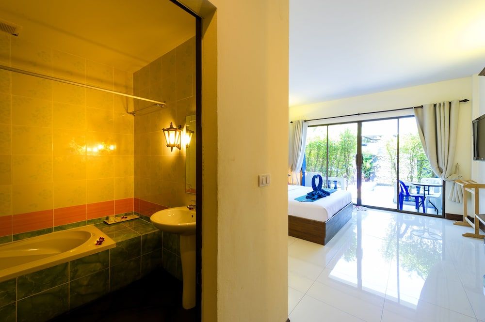 JR Siam Kata Resort Deluxe Double Room, 1 Double Bed, Pool View 4