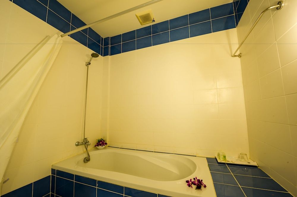 JR Siam Kata Resort Deluxe Twin Room, 2 Twin Beds, Pool View 5