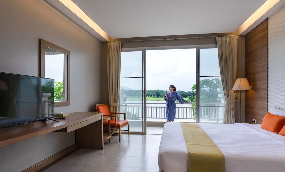 Pattana Sports Resort Hotel Deluxe King Bed 2