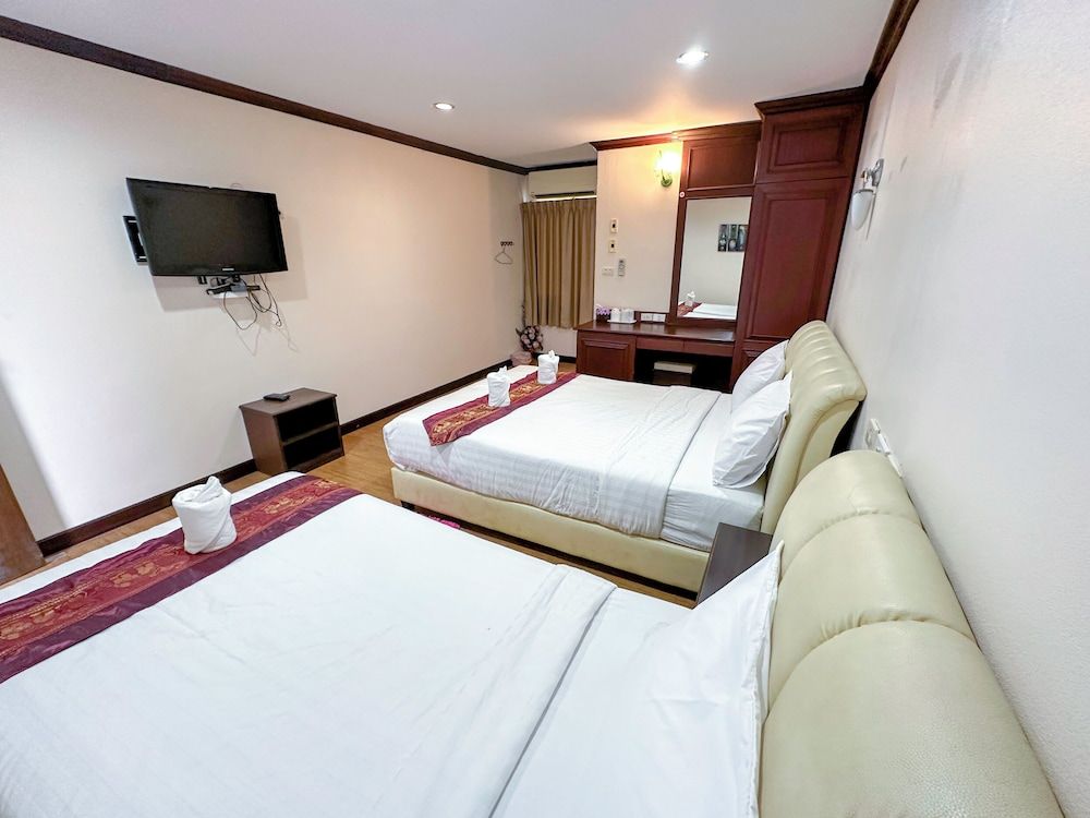 Baiboon Grand Hotel Deluxe Double or Twin Room 4