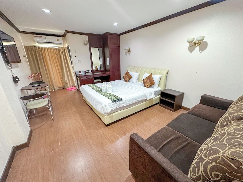 Baiboon Grand Hotel Deluxe Double or Twin Room 2