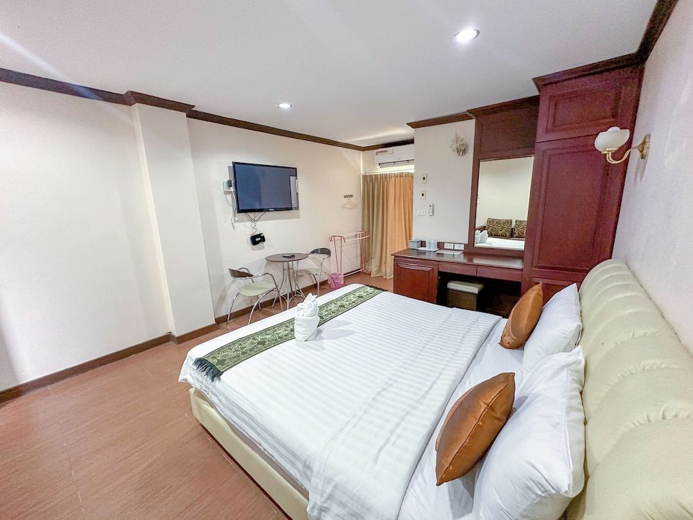 Baiboon Grand Hotel Deluxe Double or Twin Room 3