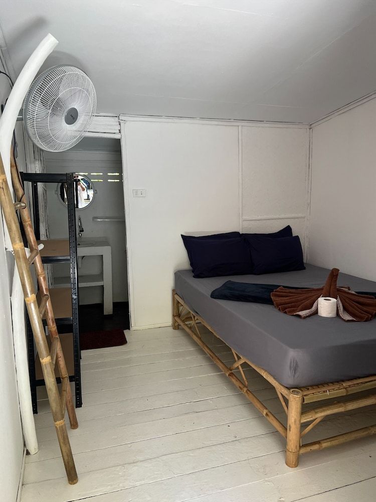 Basic Room, 1 King Bed