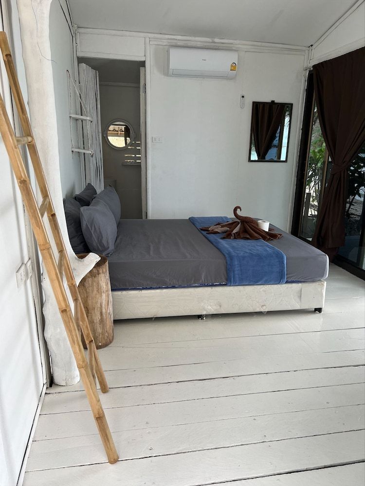 Haad Chao Phao Resort Deluxe Bungalow, 1 King Bed, Ocean View 5