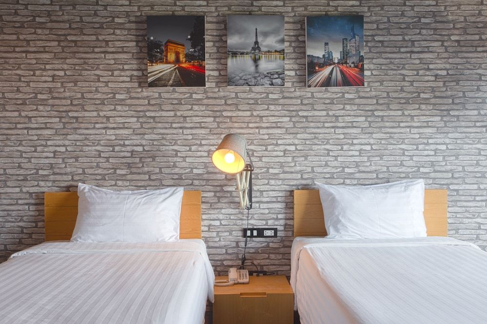 Get Zleep Premium Budget Hotel Standard Loft (Twin Bed) 2