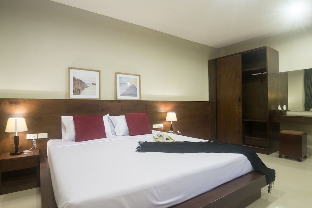 Green Leaf Hostel Economy Room, 1 King Bed, Non Smoking, No Windows 5