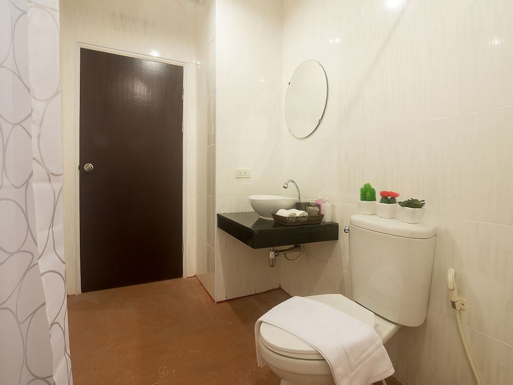 Green Leaf Hostel Economy Room, 1 King Bed, Non Smoking, No Windows 7