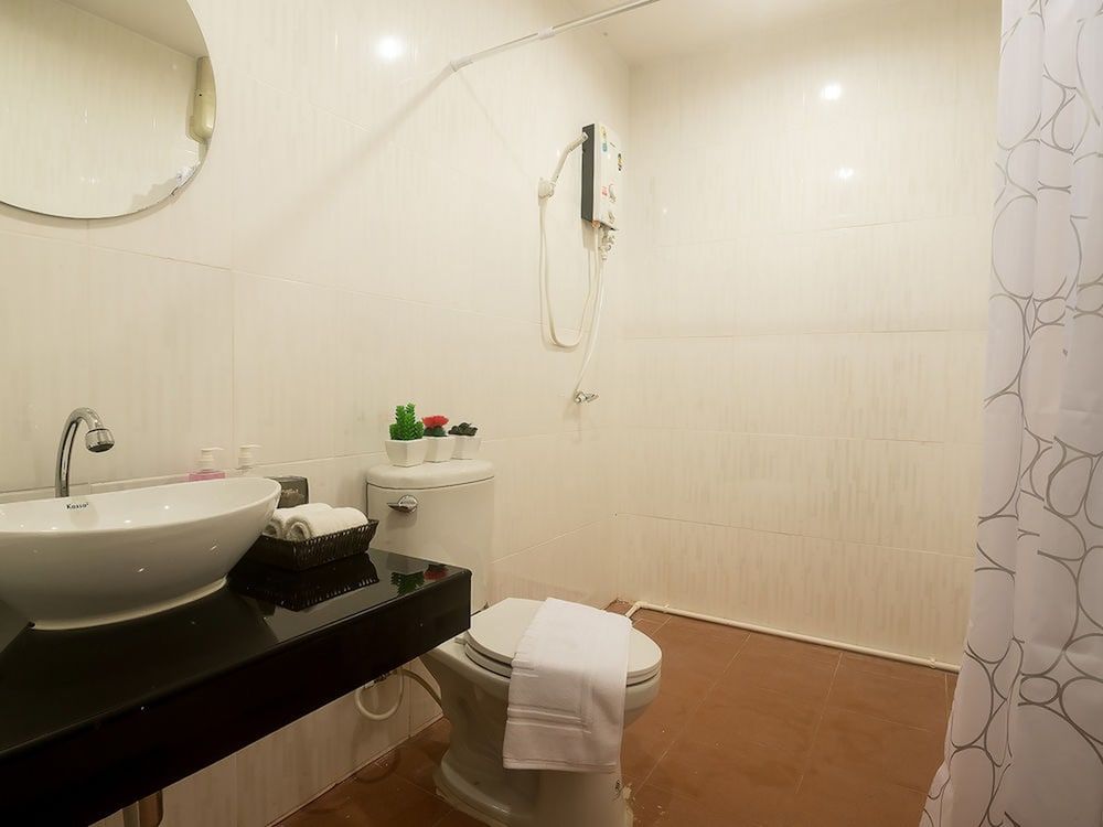 Green Leaf Hostel Economy Room, 1 King Bed, Non Smoking, No Windows 8