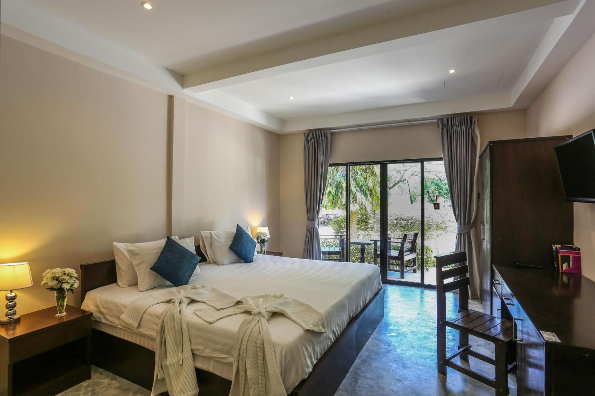 Naiharn Beach Resort Deluxe Room - 1 King Bed