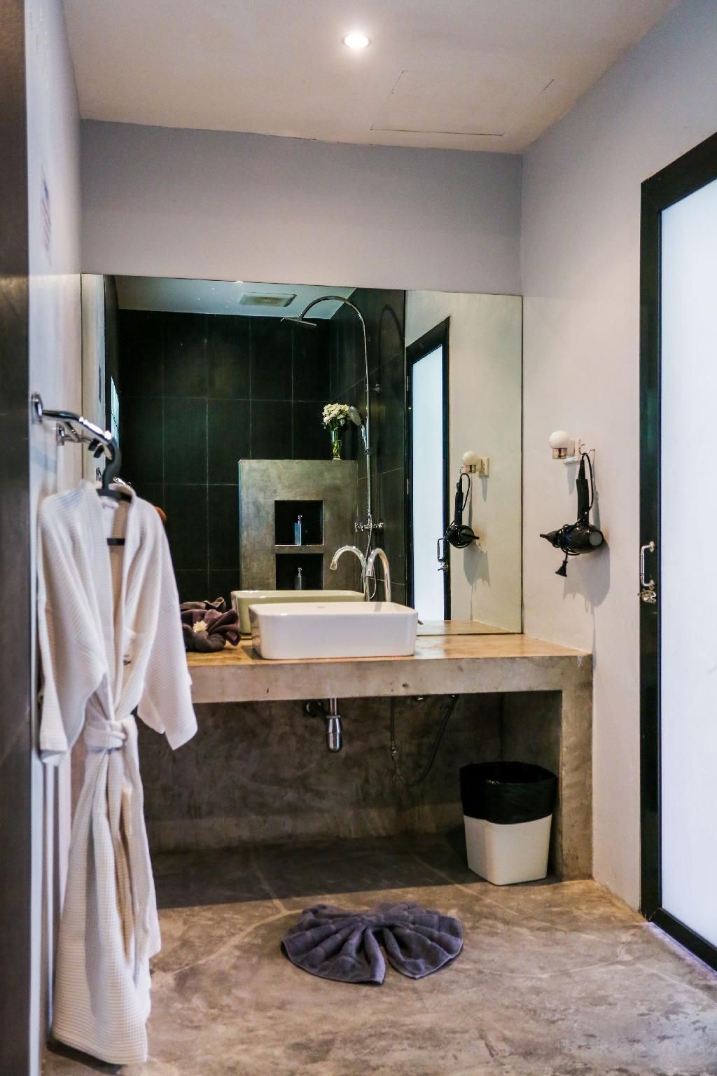 Naiharn Beach Resort Deluxe Room - 1 King Bed 2