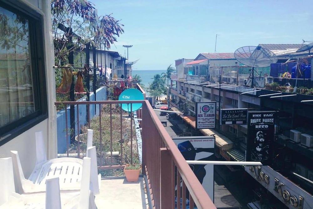 Sandman hotel and Sports bar Deluxe Room 5