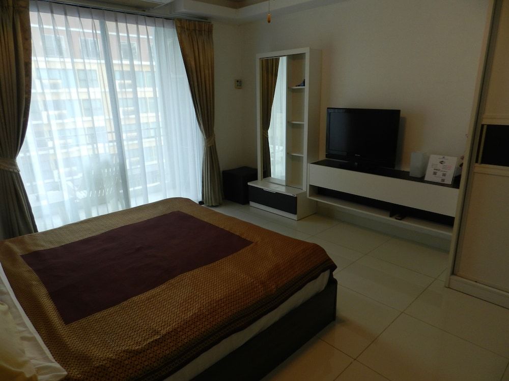 Apartments Alex Group NEOcondo Pattaya Deluxe Studio Suite, Refrigerator & Microwave, Pool View 3